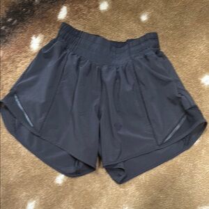 Black lululemon hotty hot shorts 4 inch!!